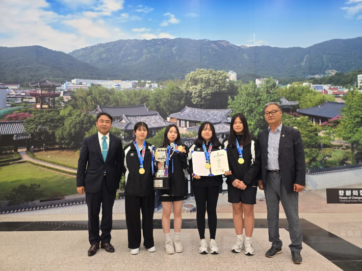 (왼쪽부터)주지홍 경북사격협회 회장, 최예린, 정명빈, 이채원, 정예닮 선수, 박현탁 포항시사격협회 회장. 경북사격협회 제공