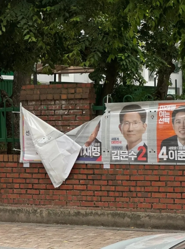 전북 전주시 완산구의 한 아파트 담벼락에 붙은 선거 벽보가 훼손된 모습. SNS 캡처