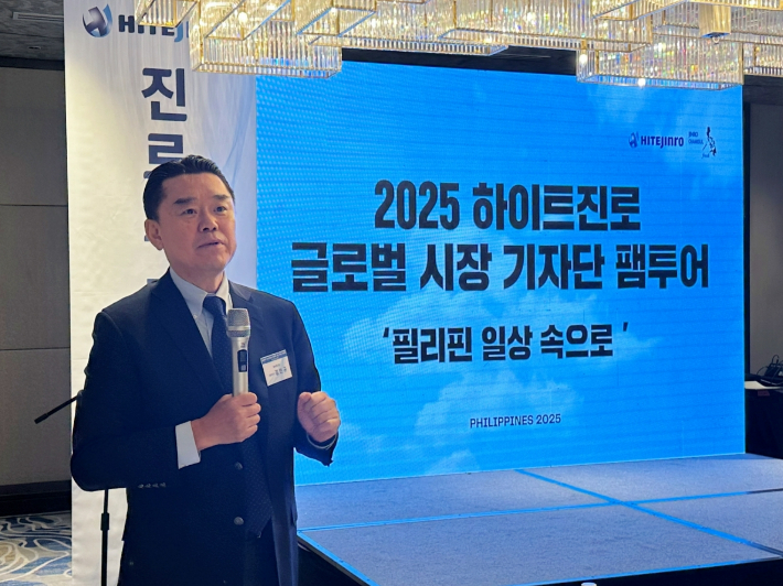 18일 필리핀 마닐라 기자 간담회에서 하이트진로 김인규 대표이사가 발표하고 있다. 하이트진로 제공