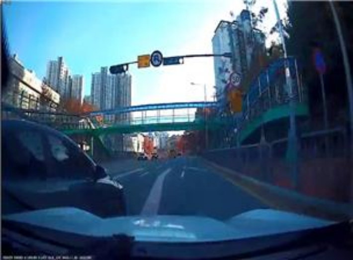 A씨가 지난해 11월 18일 오후 3시 49분쯤 경기 화성시 가산동에서 유도선을 따르지 않고 진로변경 하는 차를 들이받은 모습. 충남경찰청 제공