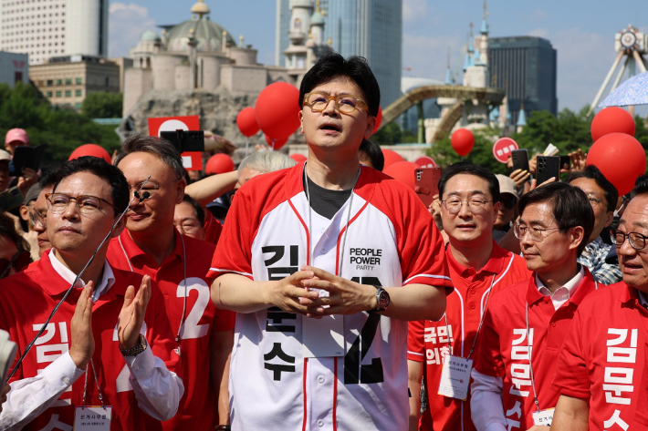 국민의힘 한동훈 전 대표가 25일 서울 송파구 일대에서 김문수 대선 후보 지원유세에 나서고 있다. 연합뉴스