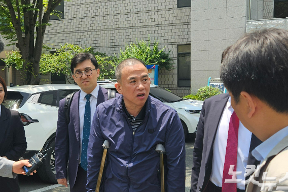 26일 창원지법 앞 명태균 씨. 