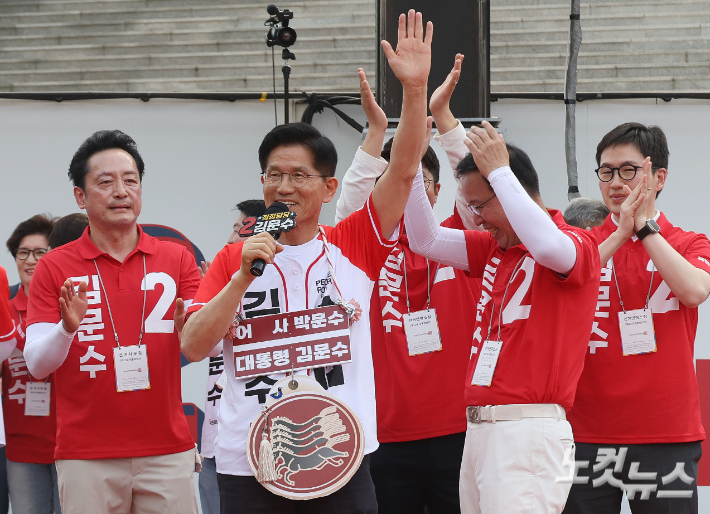 김문수 국민의힘 대선 후보가 26일 오후  경기 용인 포은아트갤러리 광장에서 열린 "내일의 기적을 만들" 집중유세에서 고석 용인병 당협위원장으로부터 '어사 박문수, 대통령 김문수'라고 적힌 마패를 선물 받고 있다. 용인=황진환 기자