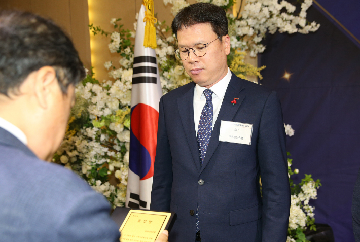 BNK경남은행 이광준 상무가 경상남도 박명균 행정부지사로부터 경상남도지사 표창을 받고 있다. BNK경남은행 제공 