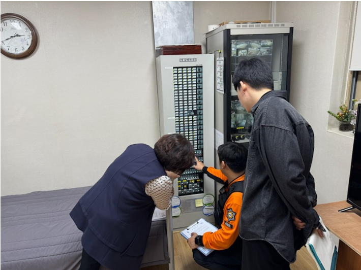화재안전조사팀 직원이 소방 시설을 점검하고 있다. 청주동부소방서 제공