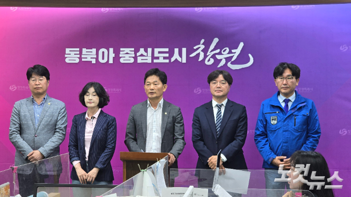 더불어민주당 창원시의원단 기자회견. 이상현 기자 