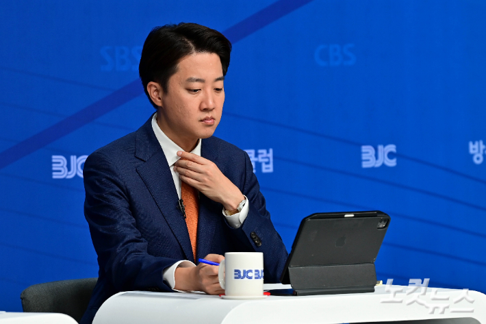 이준석 개혁신당 대선 후보가 26일 오전 서울 양천구 한국방송회관에서 열린 한국방송기자클럽 초청 토론회에 참석해 있다. 윤창원 기자