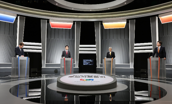 대선 2차 후보자 토론회 앞두고     (서울=연합뉴스) 더불어민주당 이재명·국민의힘 김문수·민주노동당 권영국·개혁신당 이준석 대선후보가 23일 서울 영등포구 여의도 KBS 스튜디오에서 열린 제21대 대선 2차 후보자 토론회를 준비하고 있다. 2025.5.23 [국회사진기자단]     photo@yna.co.kr (끝)   <저작권자(c) 연합뉴스, 무단 전재-재배포, AI 학습 및 활용 금지> 연합뉴스