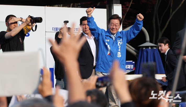 더불어민주당 이재명 대선후보가 26일 경기도 남양주시 평내호평역에서 열린 남양주 구리 유세에서 연설을 마친뒤 지지자들에게 인사하고 있다.