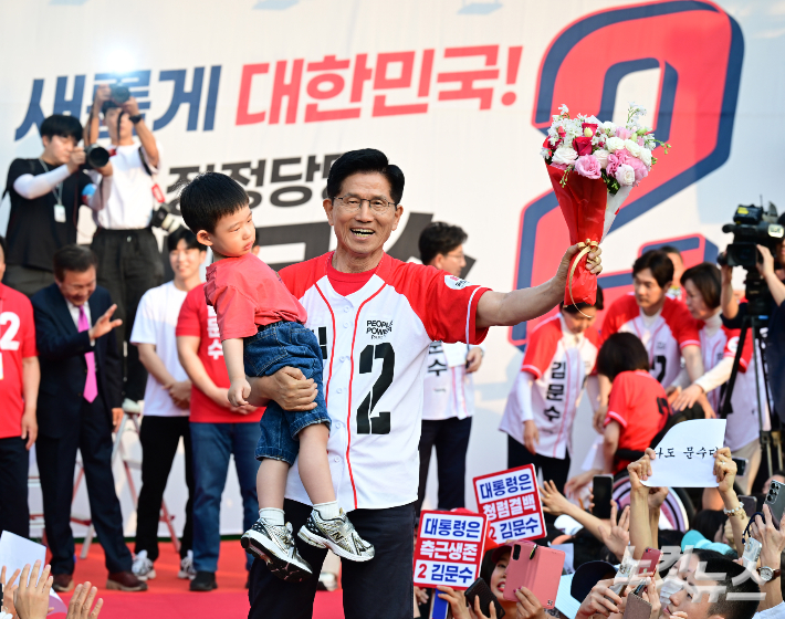 김문수 국민의힘 대통령선거 후보가 26일 오후 서울 도봉구 방학사거리에서 노원·도봉·강북 집중유세에 나서고 있다. 황진환 기자