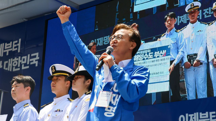 전재수 부산 민주당 총괄선대위원장은 지난 26일 해운·해사 분야 주요 단체 및 기업, 노동조합과 함께 '해기사의 국민 참정권 개선을 위한 정책 간담회'를 열었다. 전재수 의원실 제공