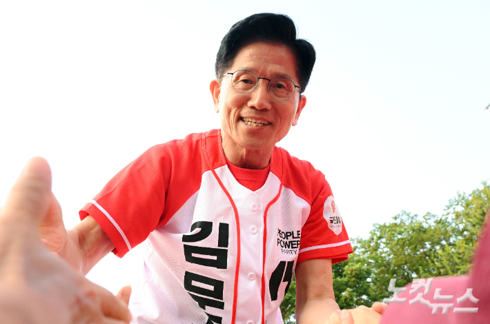 김문수 국민의힘 대선 후보가 26일 서울 도봉구 방학사거리에서 열린 '노원·도봉·강북 집중유세'에서 시민들에게 지지를 호소하고 있다. 황진환 기자