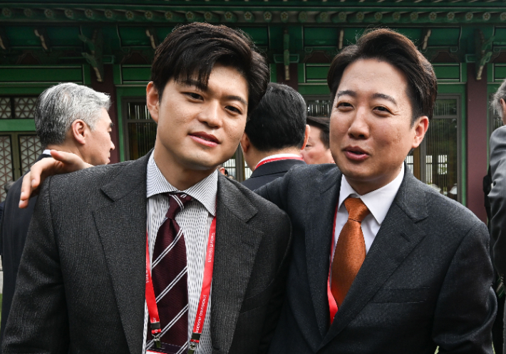 개혁신당 이준석 대선 후보(오른쪽)가 21일 서울 신라호텔에서 열린 제16회 조선일보 아시안리더십콘퍼런스(ALC)에서 국민의힘 김용태 비상대책위원장과 대화하고 있다. 연합뉴스