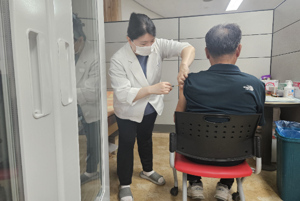 전남의 한 의료기관에서 코로나19 예방접종이 이뤄지고 있다. 전남도 제공