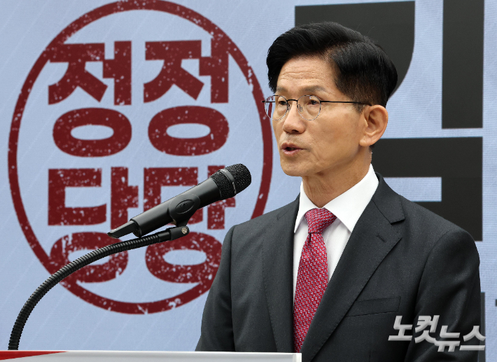 김문수 국민의힘 대선 후보가 27일 서울 여의도 중앙당사에서 열린 '국토 판갈이 : 방방곡곡 핫플 KOREA - 새롭게 대한민국' 공약발표를 마친 뒤 국민께 드리는 약속을 말하고 있다. 윤창원 기자