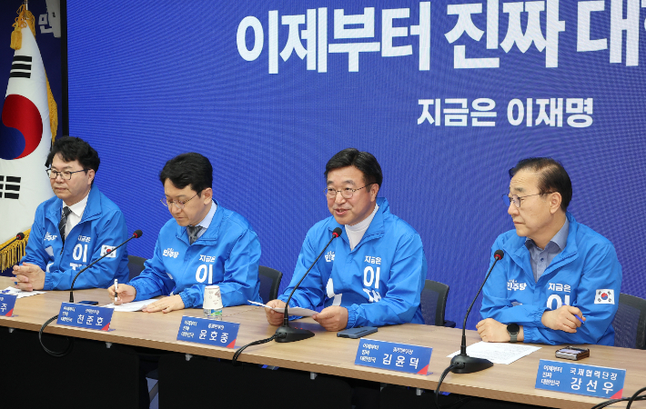 더불어민주당 윤호중 선대위총괄본부장(왼쪽 세번째)이 27일 서울 여의도 중앙당사에서 열린 총괄본부장단회의에서 발언하고 있다. 연합뉴스