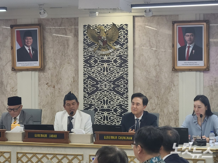 데디 물야디 서자바주지사(왼쪽에서 두 번째)와 김태흠 충남지사(왼쪽에서 세 번째)가 공동선언문 채택에 앞서 인사말을 하고 있다. 김정남 기자
