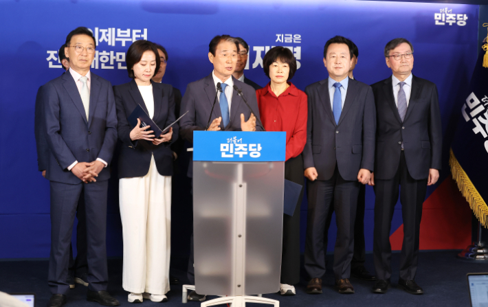 27일 서울 여의도 더불어민주당 중앙당사에서 열린 '진짜보수 민주보수 공동선언'에서 권오을 중앙선거대책위원회 국민대통합위원장이 발언하고 있다. 연합뉴스