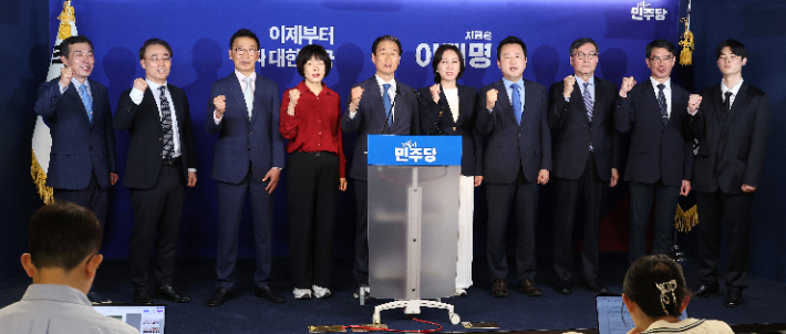 27일 서울 여의도 더불어민주당 중앙당사에서 열린 '진짜보수 민주보수 공동선언'에서 권오을 중앙선거대책위원회 국민대통합위원장과 허은아 전 개혁신당 대표, 최연숙 대구시당 선대위원장 등 참석한 인사들이 선언문 낭독을 마친 뒤 구호를 외치고 있다. 연합뉴스
