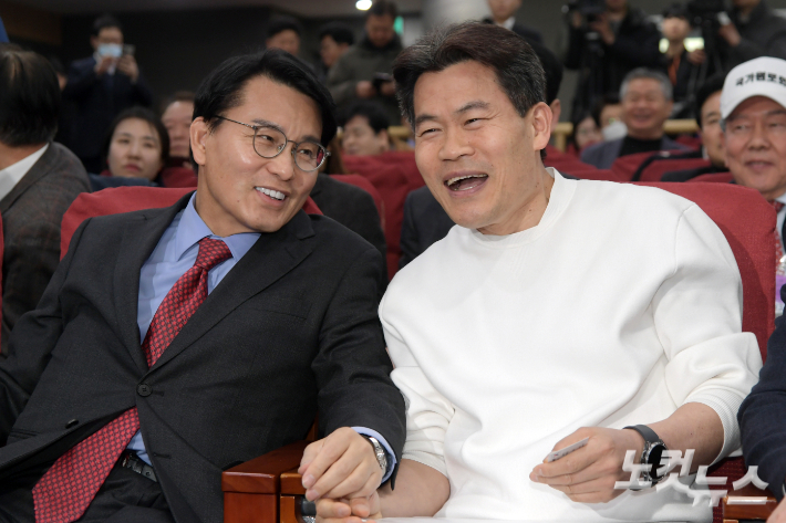 국민의힘 윤상현 의원과 한국사 강사 전한길이 지난 3월 19일 서울 여의도 국회 의원회관에서 열린 미래자유연대 국민 대토론회에서 대화를 하고 있다. 윤창원 기자