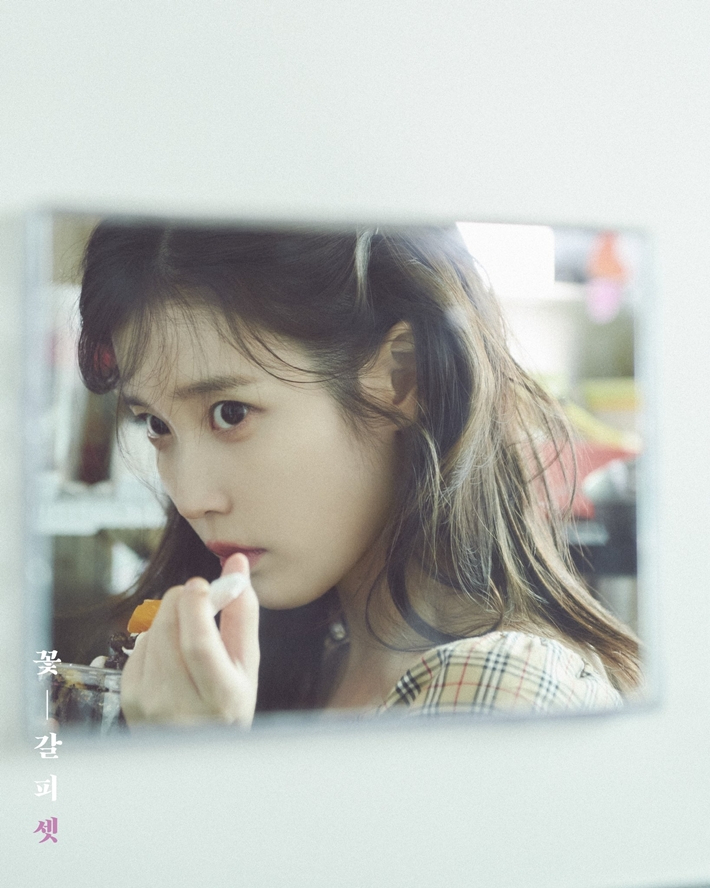 가수 아이유가 8년 만의 리메이크 앨범 '꽃갈피 셋'을 오늘(27일) 저녁 6시 발매한다. 아이유 공식 트위터