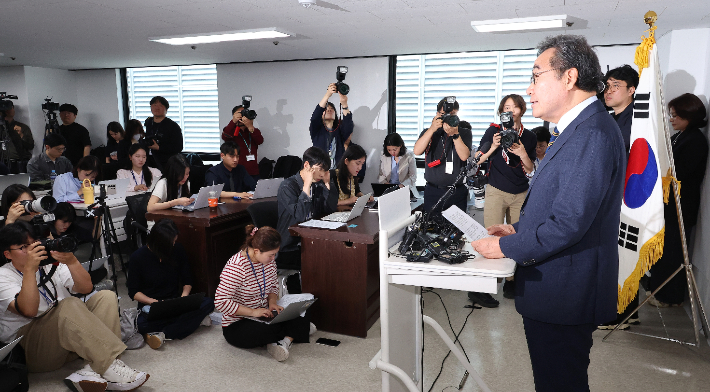 새미래민주당 이낙연 상임고문이 27일 서울 여의도 중앙당사에서 긴급 기자회견을 열고 국민의힘과의 선거 연대 방안 등을 설명하고 있다. 연합뉴스