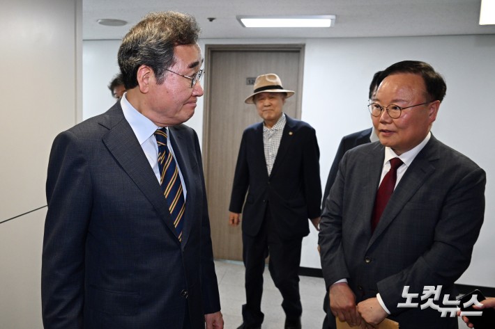 이낙연 새미래민주당 상임고문이 27일 서울 여의도 당사에서 김문수 국민의힘 대통령 후보와의 개헌·공동정부 연대와 김 후보 지지를 선언하는 기자회견을 마치고 이동하며 김재원 김 후보 비서실장과 인사를 하고 있다.