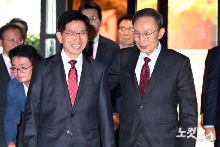 김문수 국민의힘 대통령 후보와 이명박 전 대통령이 27일 서울 여의도의 한 호텔에서 오찬 장소로 이동하고 있다.