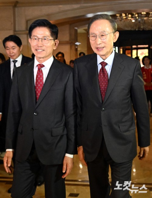 김문수 국민의힘 대통령 후보와 이명박 전 대통령이 27일 서울 여의도의 한 호텔에서 오찬 장소로 이동하고 있다.