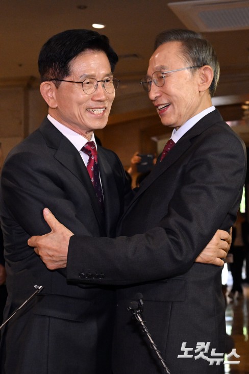 김문수 국민의힘 대통령 후보와 이명박 전 대통령이 27일 서울 여의도의 한 호텔에서 오찬을 위해 만나며 포옹을 하고 있다.