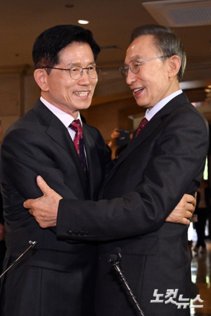 김문수 국민의힘 대통령 후보와 이명박 전 대통령이 27일 서울 여의도의 한 호텔에서 오찬을 위해 만나며 포옹을 하고 있다.