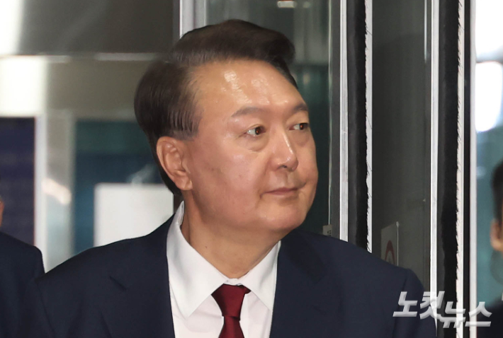 윤석열 전 대통령이 19일 서울 서초구 중앙지방법원에서 열린 내란 우두머리 혐의, 직권남용 권리행사방해 혐의 사건 4차 공판을 마친 뒤 법정을 나서고 있다. 사진공동취재단