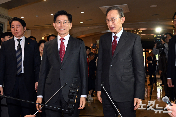 김문수 국민의힘 대통령 후보와 이명박 전 대통령이 27일 서울 여의도의 한 호텔에서 오찬 장소로 이동하고 있다. 윤창원 기자