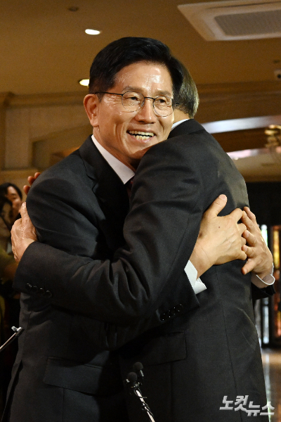김문수 국민의힘 대통령 후보와 이명박 전 대통령이 27일 서울 여의도의 한 호텔에서 오찬을 위해 만나며 포옹을 하고 있다. 윤창원 기자