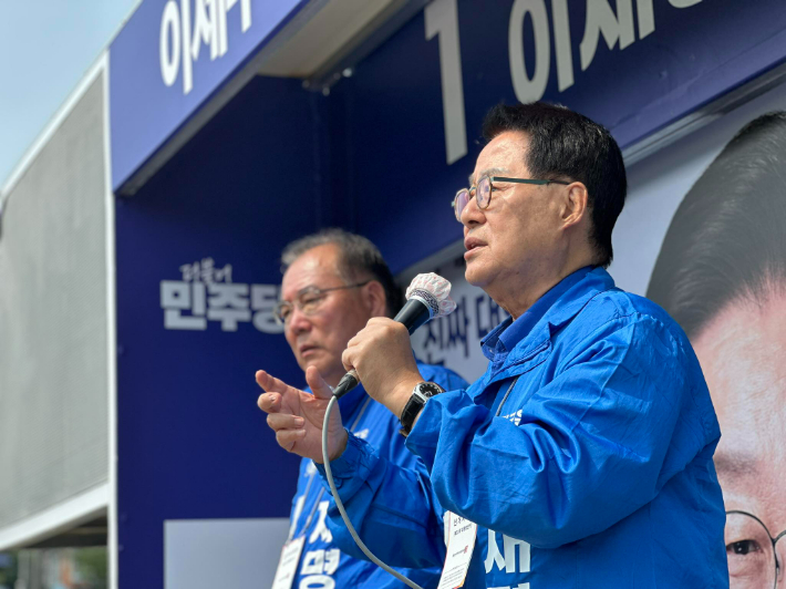 박지원 더불어민주당 공동선대위원장이 27일 오전 이개호 의원과 함께 전남 담양 오일장에서 유세하고 있다. 박 의원실 제공