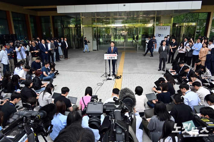 이준석 개혁신당 대통령 후보가 27일 오후 서울 여의도 국회 소통관 앞에서 긴급 기자회견을 하고 있다.