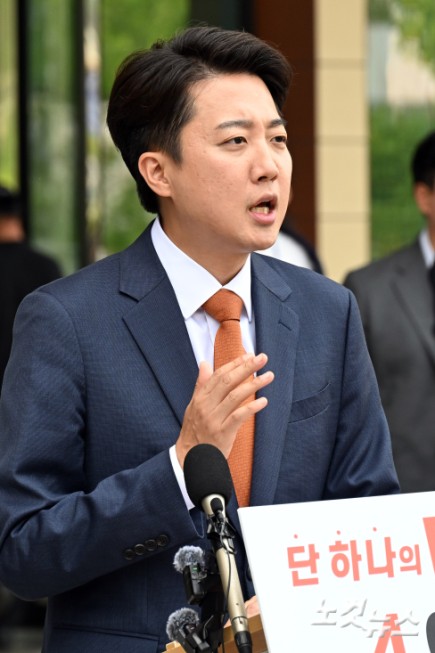 이준석 개혁신당 대통령 후보가 27일 오후 서울 여의도 국회 소통관 앞에서 긴급 기자회견을 하고 있다.