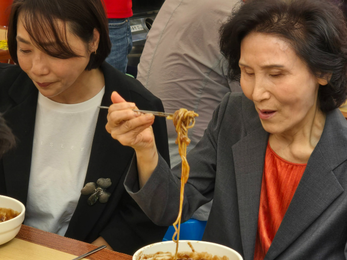 설난영 여사가 아랫장에서 짜장면을 먹고 있다. 고영호 기자