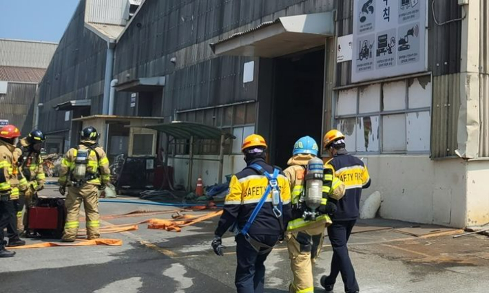 27일 오후 1시 39분쯤 울산 동구 일산동 현대건설기계 공장에서 화재가 발생했다. 울산소방본부 제공