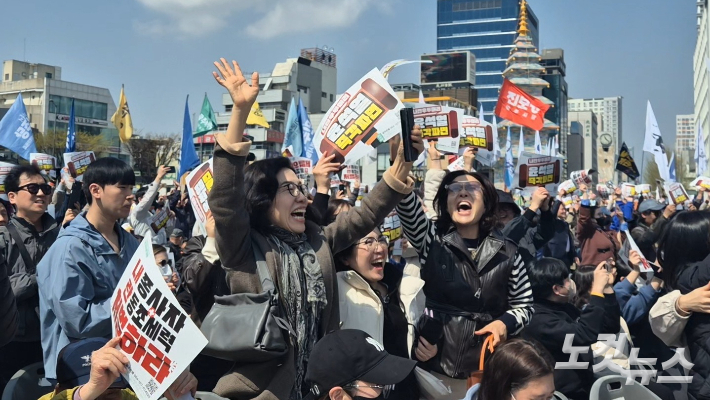 헌법재판소에서 지난 4월 4일 윤석열 대통령에 대한 전원일치 파면 선고가 나오자 광주 비상행동 소속 회원 및 시민이 환호하고 있다. 한아름 기자