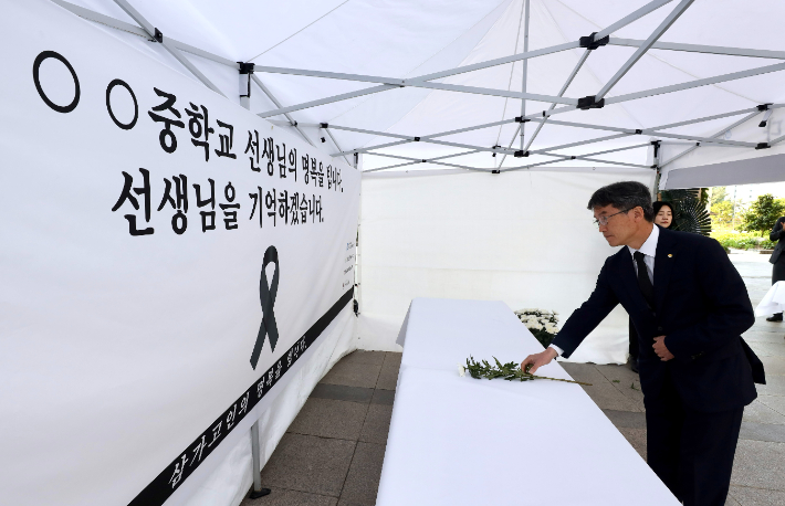 울산시교육청은 오는 30일까지 매일 오전 9시부터 오후 7시까지 제주 중학교 교사 추모 공간을 운영한다. 천창수 울산교육감이 헌화에 이어 묵념을 하고 있는 모습. 울산광역시교육청 제공