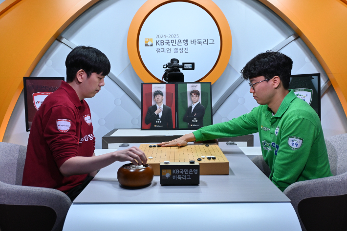 '2024-2025 KB 국민은행 바둑리그'에서 다승상을 확정하고 MVP 후보에도 올라간 강동윤(사진 왼쪽) 9단의 대국 장면. 한국기원 제공