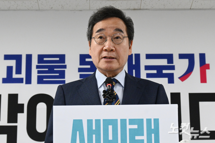 이낙연 새미래민주당 상임고문이 27일 서울 여의도 당사에서 김문수 국민의힘 대통령 후보와의 개헌·공동정부 연대와 김 후보 지지를 선언하며 기자회견을 하고 있다. 윤창원 기자