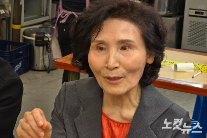 순천 아랫장에 온 김문수 후보 배우자 설난영 여사. 고영호 기자