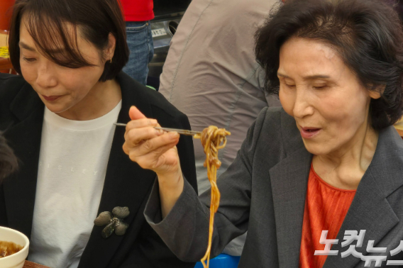 설난영 여사가 아랫장에서 짜장면을 먹고 있다. 고영호 기자