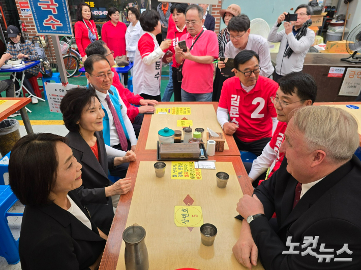 설난영 여사가 아랫장 상인회장, 인요한 의원, 김형석 위원장 등과 담소하고 있다. 고영호 기자