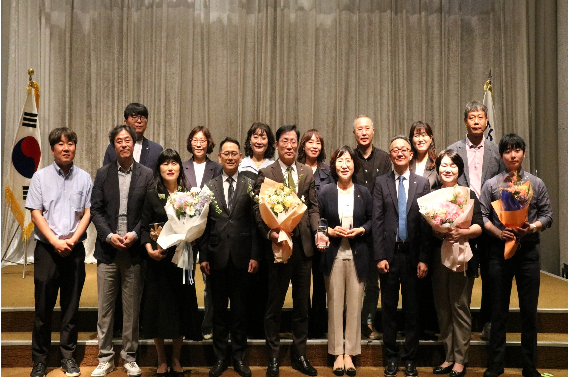 27일 홀리데이인 광주호텔에서 열린 '제13회 S2B 청렴계약 우수기관' 시상식에서 전북교육청의 부문별 수상 기관과 수상자들이 기념 촬영을 하고 있다. 전북교육청 제공