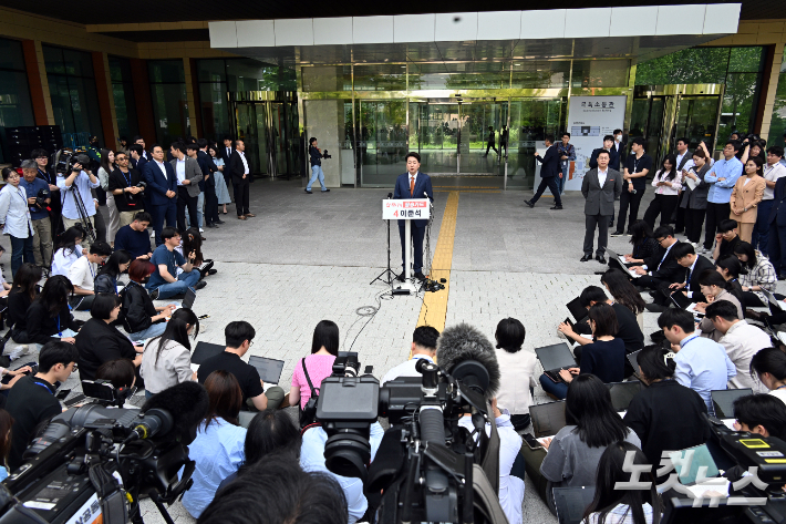 이준석 개혁신당 대통령 후보가 27일 오후 서울 여의도 국회 소통관 앞에서 긴급 기자회견을 하고 있다. 윤창원 기자