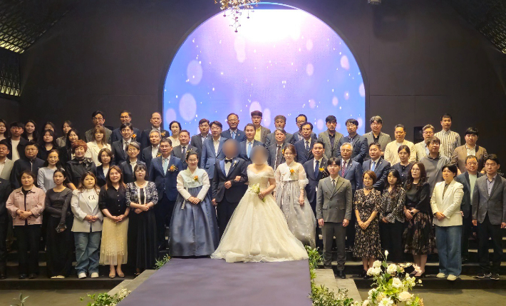 27일 전주 그랜드힐스턴 호텔에서 '제26회 아름다운 동행 3人3色 결혼식'이 열려 세 쌍의 부부가 새로운 출발을 시작했다. 한국법무보호복지공단 제공