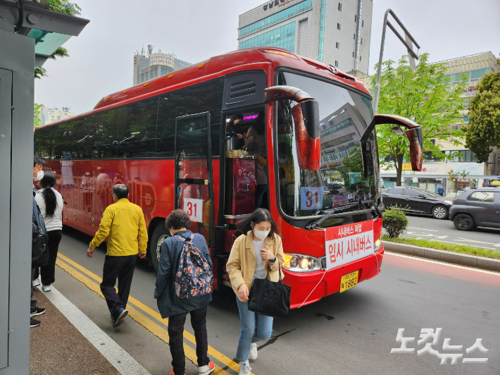 지난 2023년 시내버스 파업 당시 운행된 임시 시내버스. 이상현 기자 